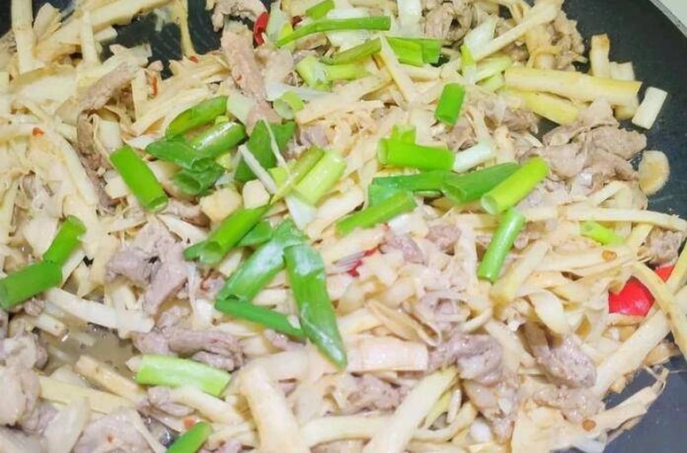 竹笋与腊肉翻炒的菜肴,香气扑鼻,色泽诱人 竹笋烹饪示例