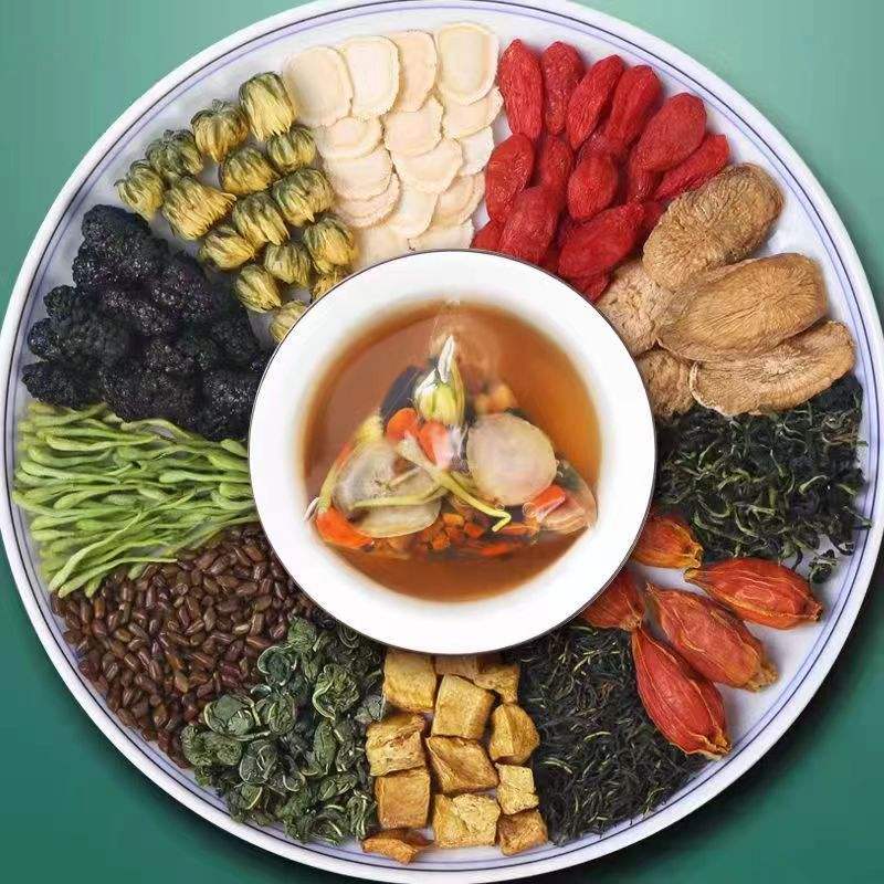 图片说明:展示成品汤品,色泽浓郁,搭配枸杞、人参等中药材,体现滋补食疗的视觉效果 鹿鞭鹿茸搭配枸杞人参炖汤成品图