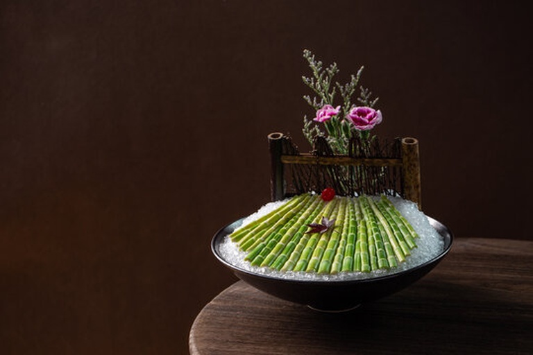 高质感美食摄影:展示山芹与山竹搭配的夏日轻食摆盘,强调食材本色对比、质地差异及清新自然的餐桌氛围 山芹与山竹创意凉拌菜摆盘图:翠绿山芹段与雪白山竹瓣交错铺陈于青瓷盘中,点缀柠檬角、蜂蜜淋线与新鲜薄荷叶