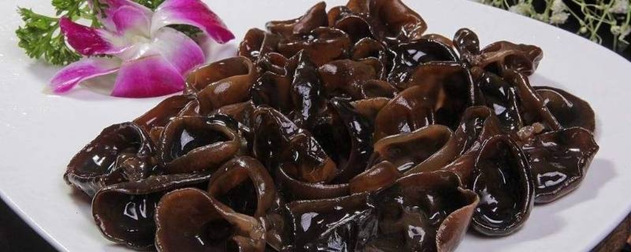 炒好的新鲜黑木耳装盘,色泽鲜亮,香气扑鼻 成品图