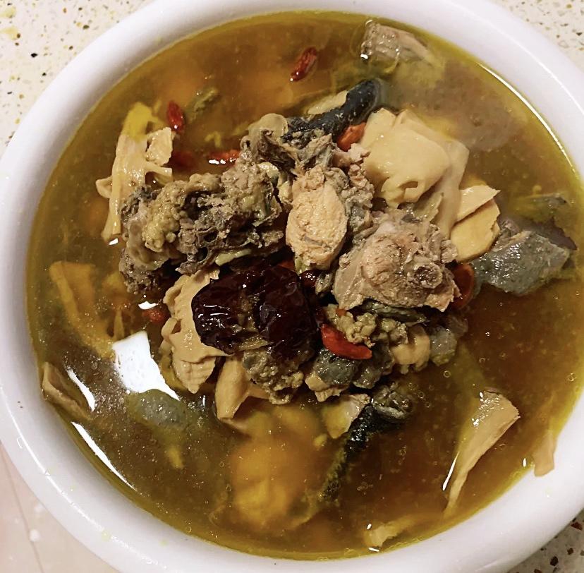 熟地黄乌鸡汤成品特写