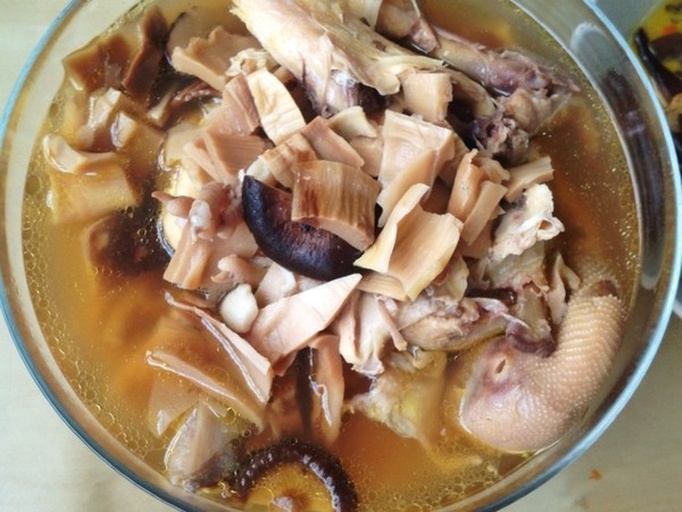 一碗热气腾腾的竹荪鸡汤,汤色清澈,竹荪与鸡块清晰可见 竹荪鸡汤