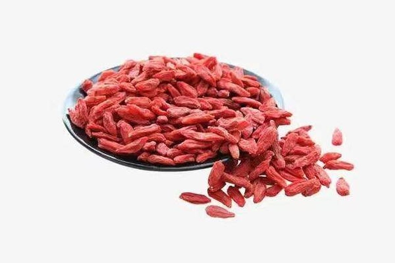 一盘散开的红色干制枸杞,背景为木质桌面,光线柔和,突出枸杞饱满圆润的形态,部分枸杞被放大展示表面纹理 枸杞特写镜头