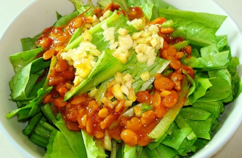 一碗由蒿子杆、菠菜、胡萝卜丝组成的蔬菜沙拉,配以橄榄油和柠檬汁调味,清新自然 蒿子杆与其他绿色蔬菜搭配的沙拉