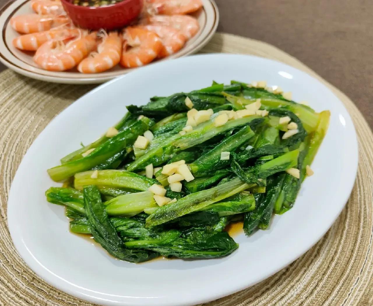 油菜与虾皮的清洗与切配过程