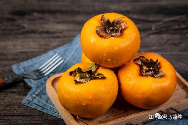 新鲜成熟的柿子特写