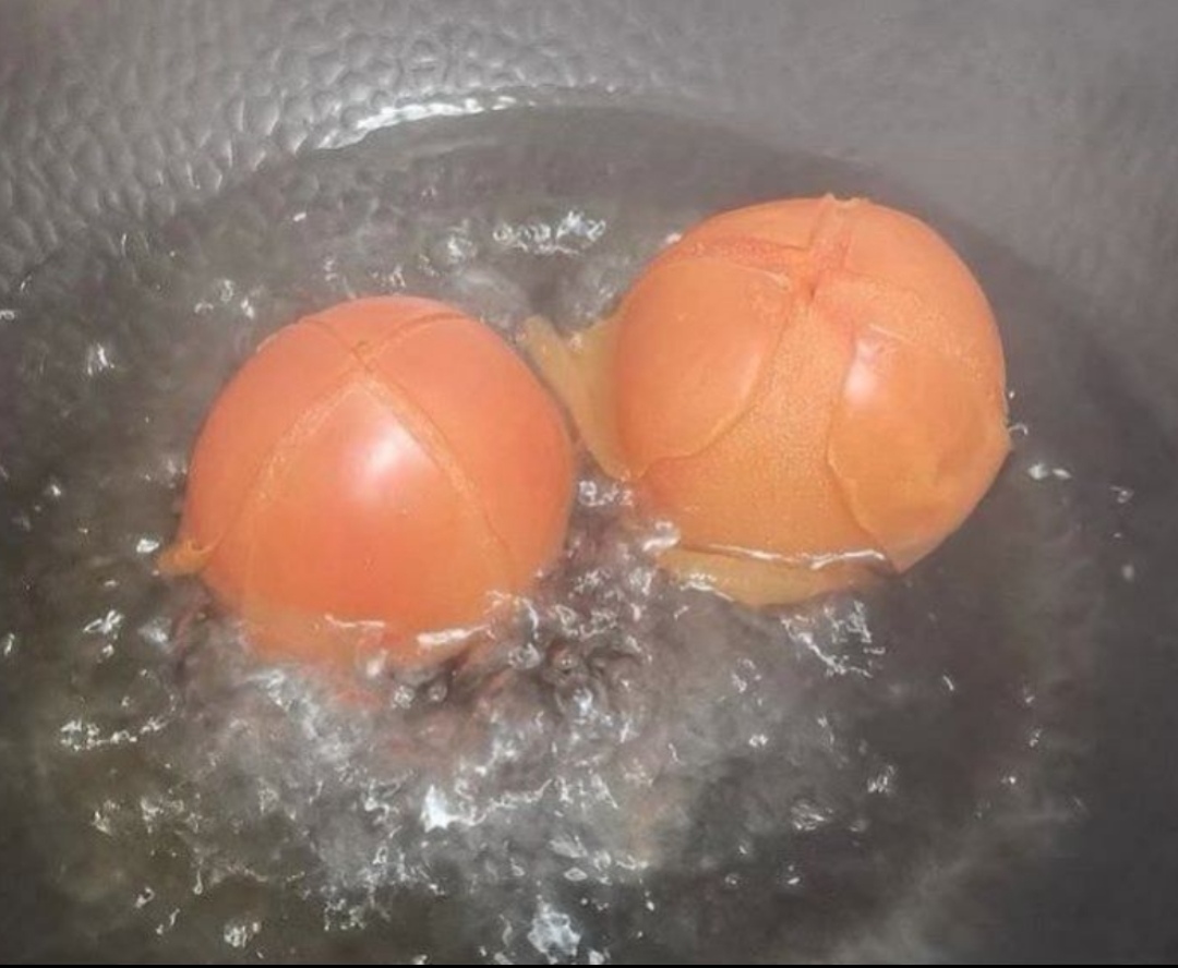 西红柿清洗与去皮过程