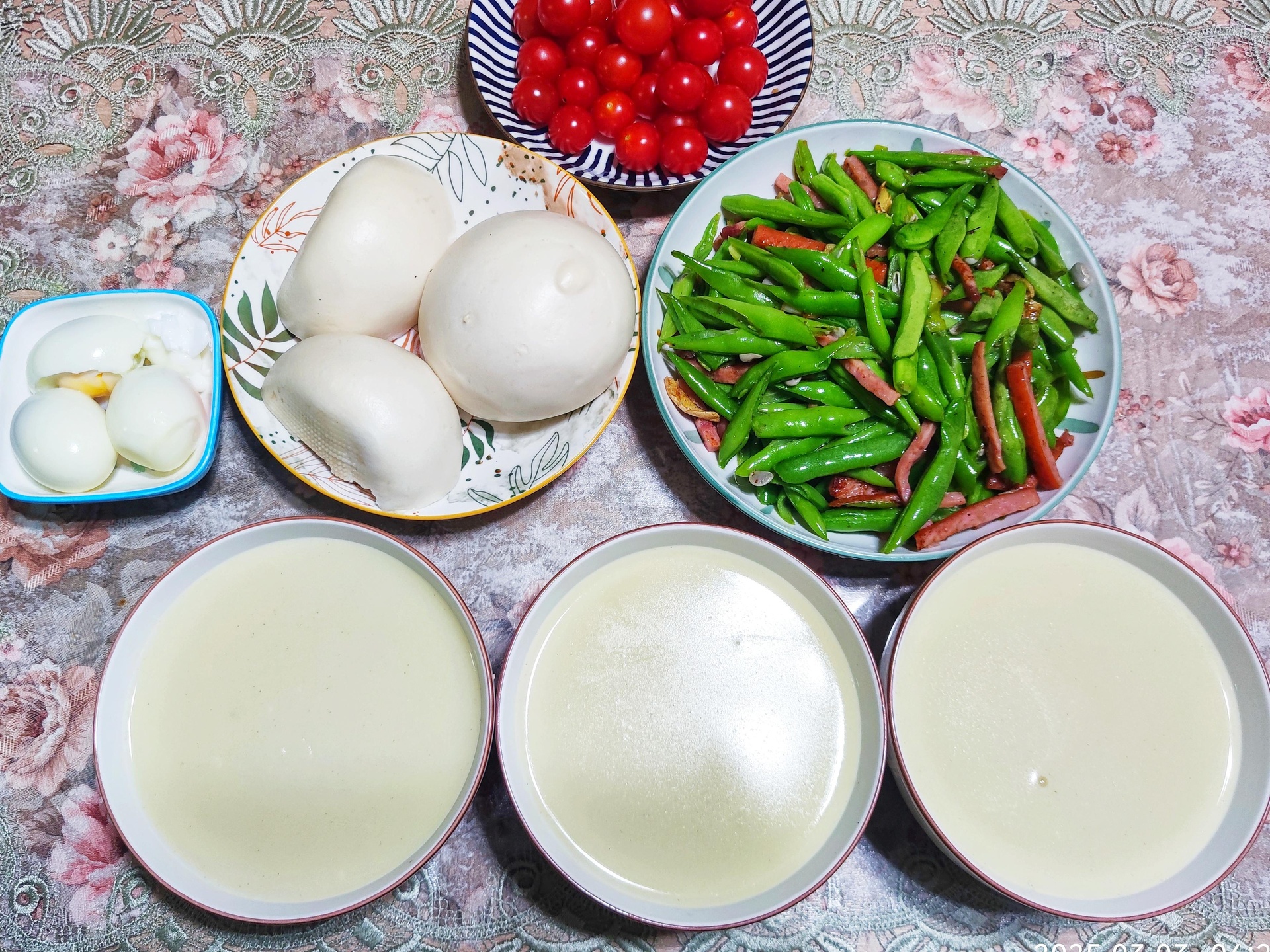 一张家庭餐桌上摆放着三道以西红柿为主料的菜肴:番茄炒蛋、凉拌西红柿、番茄豆腐汤,旁边配有全麦面包和绿叶蔬菜,体现均衡膳食理念 家庭餐桌上的西红柿菜肴组合