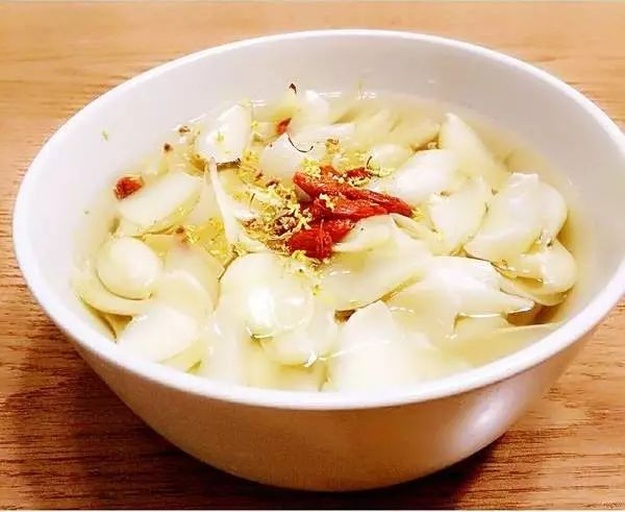 左:砂锅慢炖白莲子羹,汤色清亮微乳,莲子粒粒分明、粉糯不烂;中:电饭煲杂粮模式出品,整体绵密如云朵,表面浮着金黄桂花;右:鲜莲子冰镇露,晶莹剔透带浅绿光泽,配薄荷叶与柠檬片,呈现夏日清爽质感 白莲子三种经典成品图