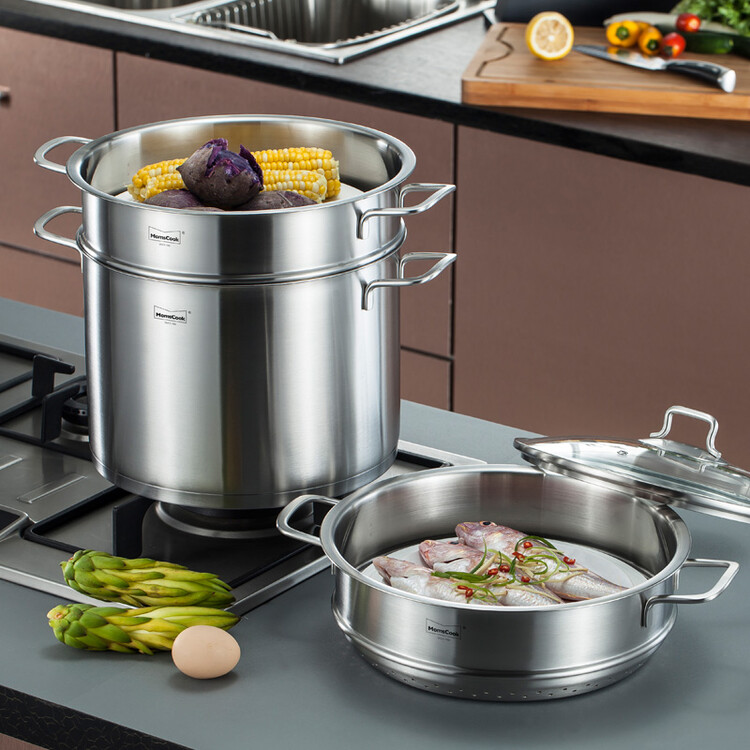 厨房中正在焯水的海带锅具场景