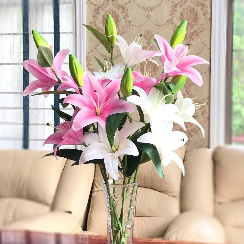 百合花近距离特写，花瓣洁白，花蕊清晰可见，背景为室内客厅环境
