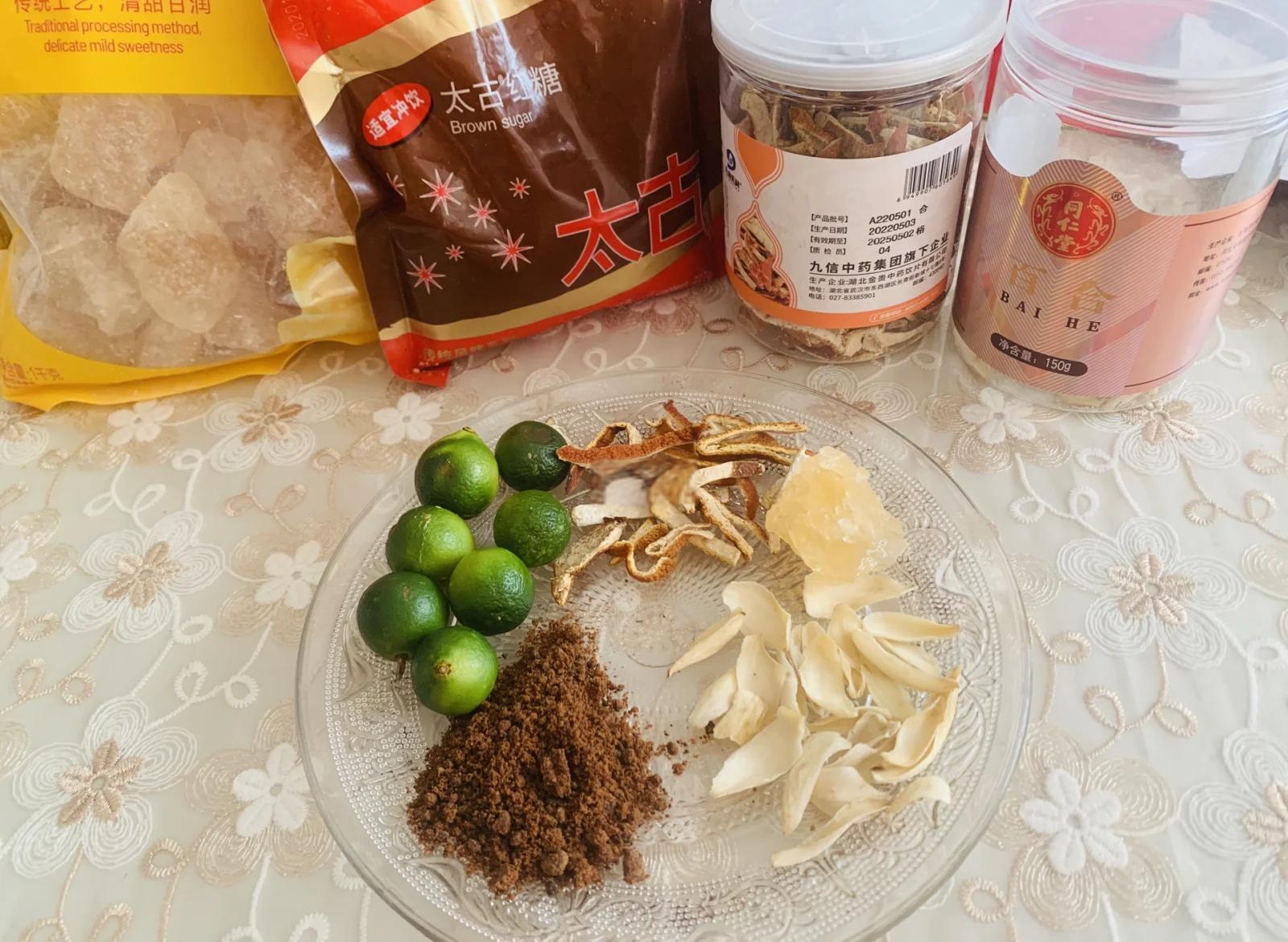 信息图展示红糖与柠檬的主要营养成分对比,左侧列出红糖的蔗糖、铁、钙、钾含量,右侧列出柠檬的维生素C、柠檬酸、类黄酮含量,中间箭头标注‘搭配可促进铁吸收’,底部标注‘数据来源:中国食物成分表第6版’ 红糖与柠檬营养成分对比图表