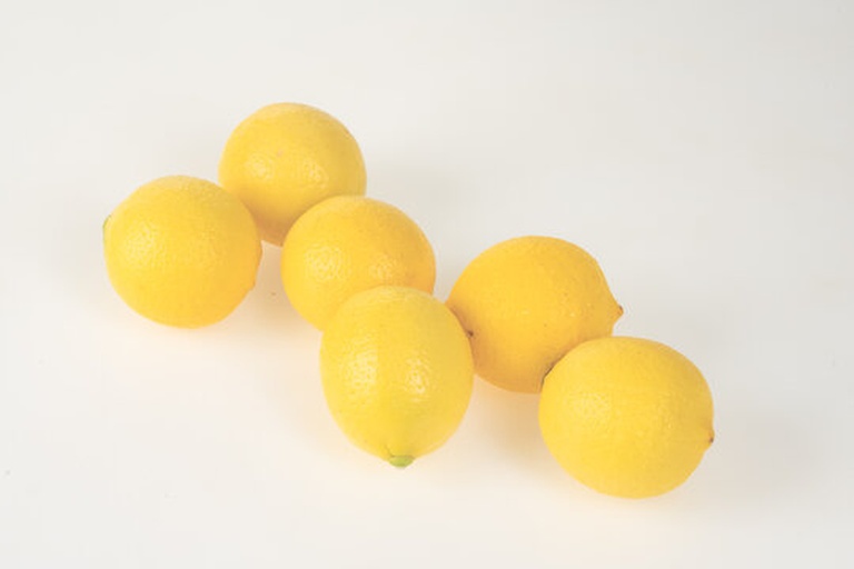 特写镜头展示几颗新鲜柠檬籽,表面光滑,呈乳白色至淡黄色 柠檬籽特写