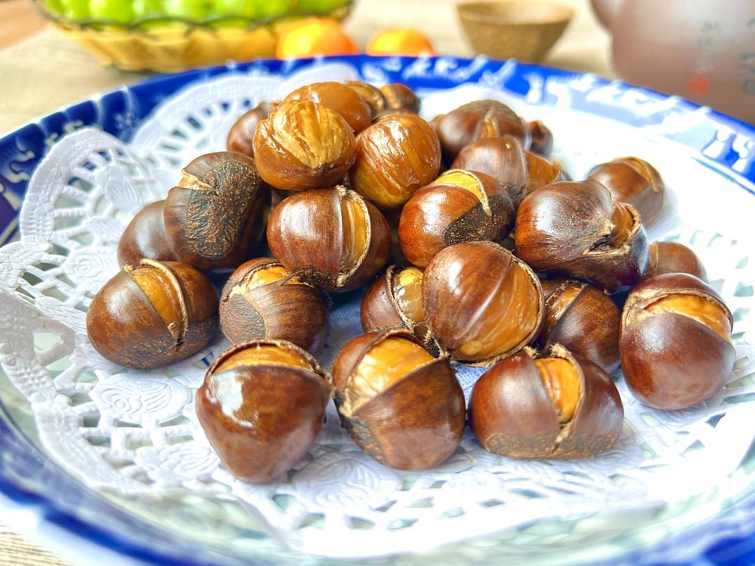 烤箱中正在烘烤的板栗特写