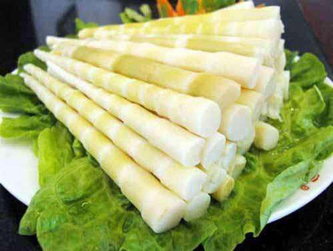 山竹与山芹制作的沙拉摆盘图