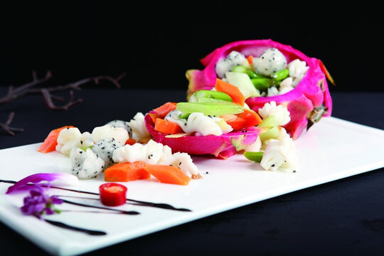 火龙果与其他水果搭配摆盘