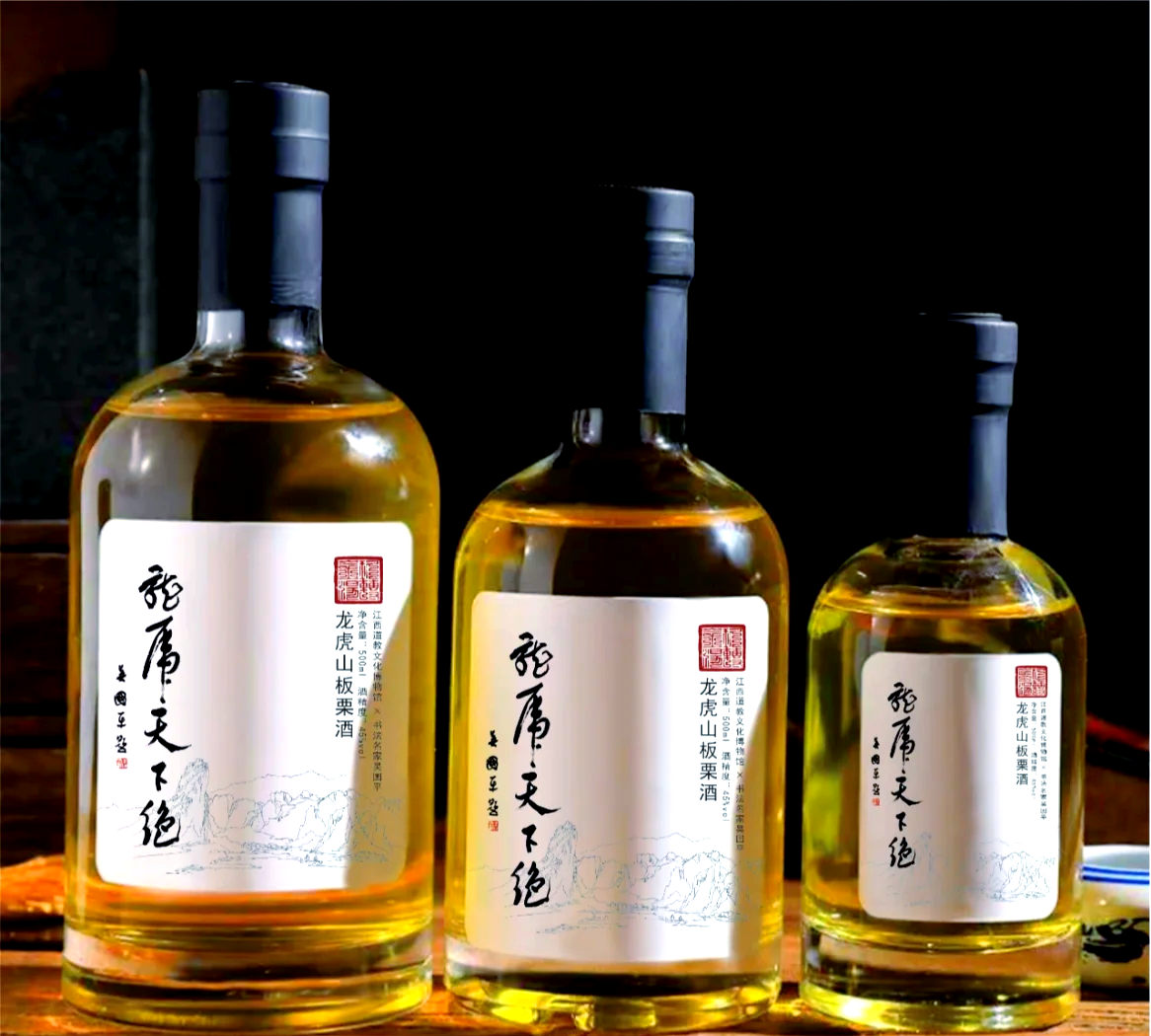 一个透明玻璃广口瓶内盛满金黄色的酒液,瓶底有少量自然沉淀物,数颗深褐色的板栗仁悬浮其中,外壁贴有手写标签‘陈酿板栗酒·2022.09’,放置于木质架子上,背景为晨光照射下的储藏室,突出时间沉淀与天然酿造的主题 玻璃瓶中浸泡已久的生栗子酒,酒体呈金黄色,栗仁颜色变深,沉淀清晰可见
