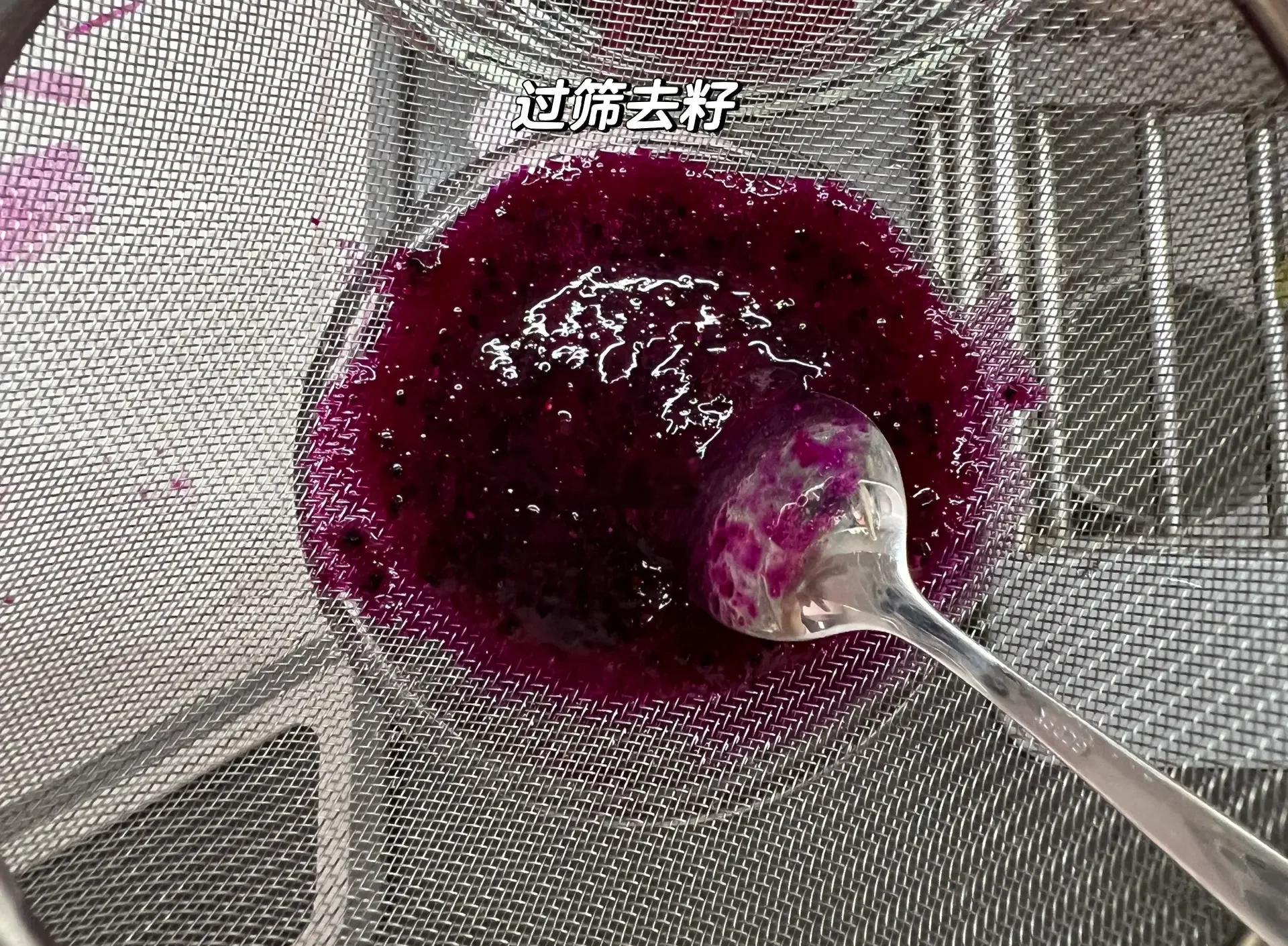 专业过滤场景实拍:硅胶刮刀垂直施压动作、细网筛结构、渐变紫红果汁滴落过程、接汁玻璃杯的澄澈质感 正在用硅胶刮刀垂直下压过滤雪梨火龙果汁的特写,细网筛中可见紫红色果汁缓慢滴落,下方玻璃杯内已积聚半杯澄澈果汁