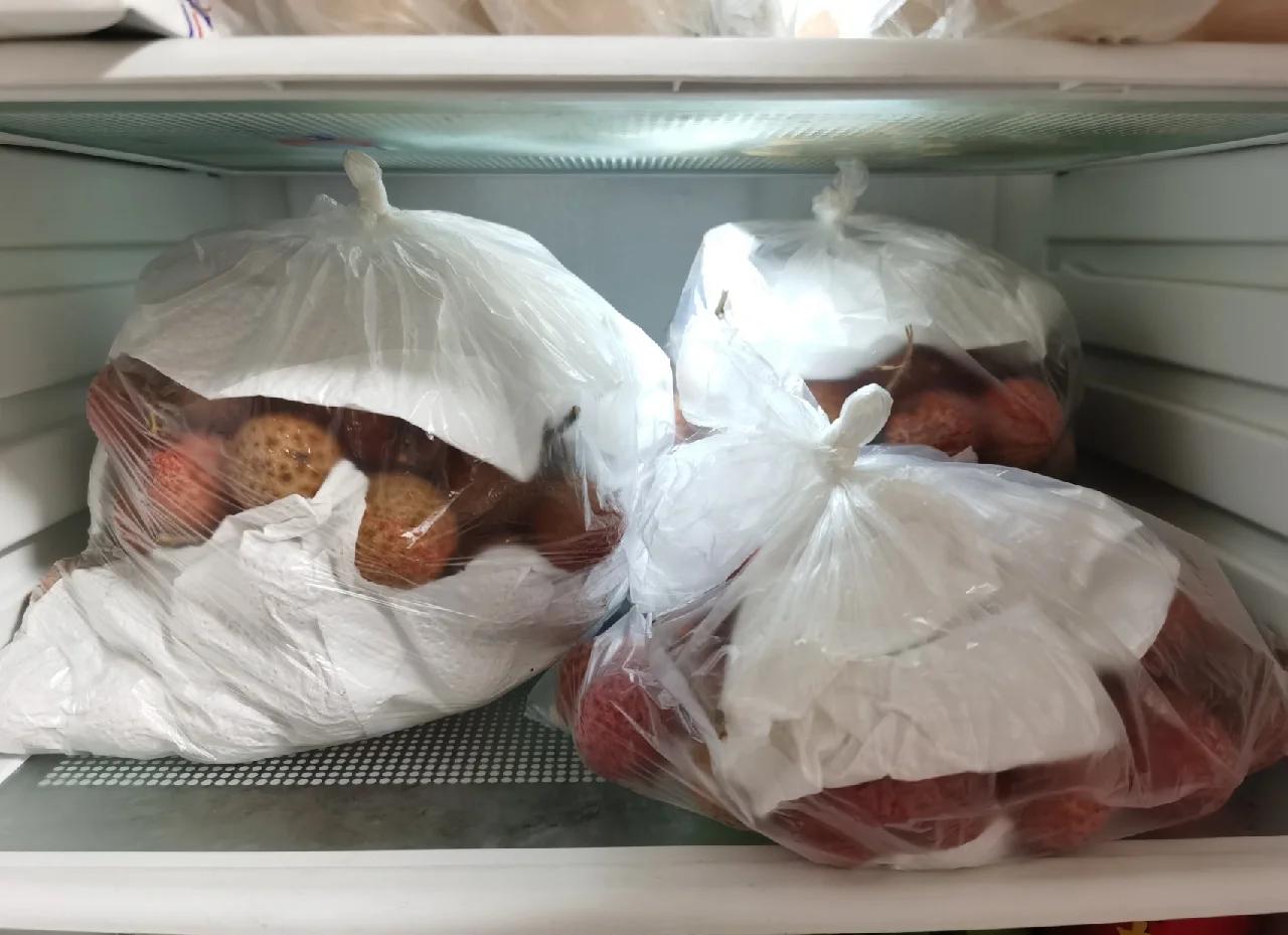 盐水浸泡荔枝玻璃罐特写