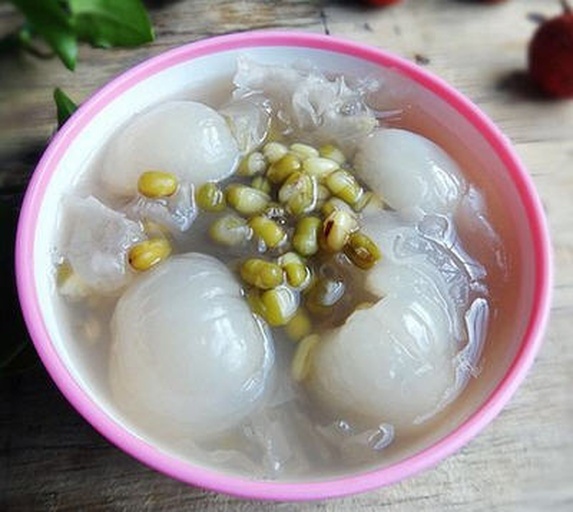 银耳椰奶露饮品图