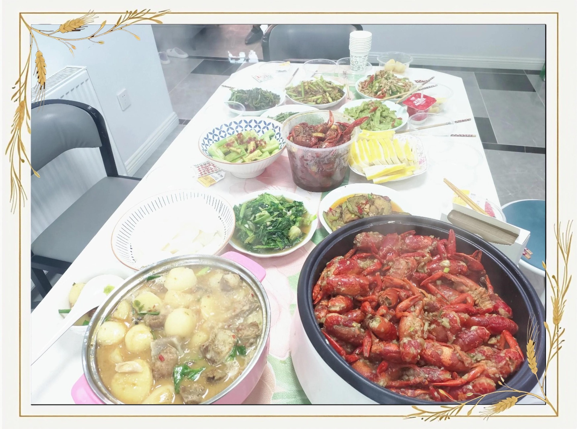 一家人围坐在餐桌前享用蒸小龙虾，桌上摆有透明玻璃碟盛放红亮虾体，旁边配有小碗蘸料，氛围温馨