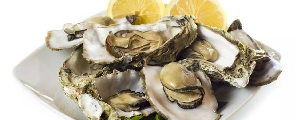 生蚝与柠檬、青柠等调料摆盘