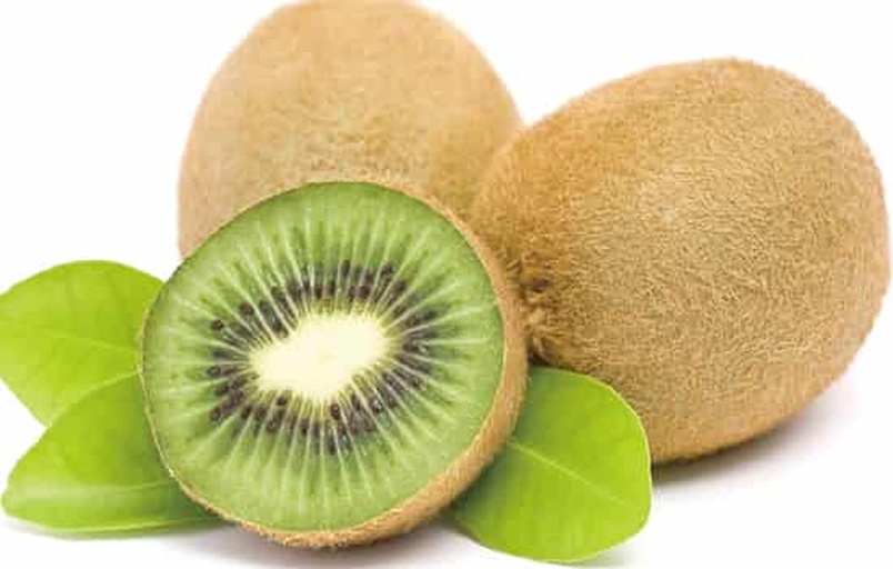 一个完整的猕猴桃放在木质背景上,左侧为未切开的全果,右侧为纵向剖开的状态,露出鲜艳的翠绿色果肉,中央有放射状排列的黑色种子,周围汁水微渗,显示出果实的新鲜多汁特性 成熟的猕猴桃特写,表皮呈深棕色带细绒毛,切开后果肉鲜绿,中心排列黑色小籽