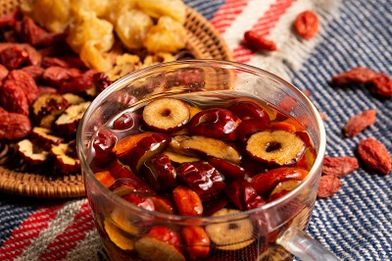 炒黑豆与红枣、枸杞搭配的养生茶饮