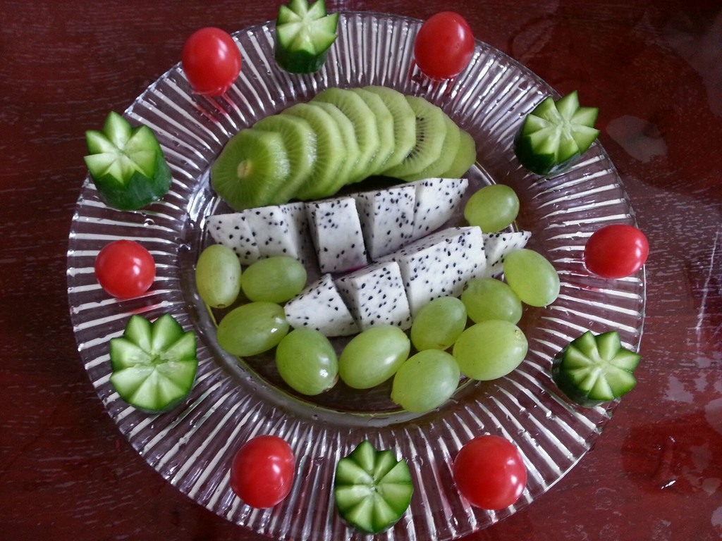 黄皮火龙果与其他热带水果拼盘搭配