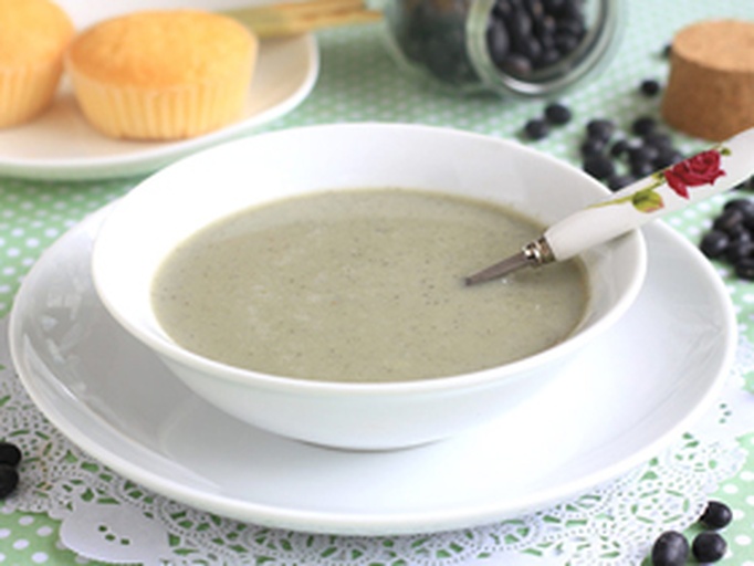 图片说明:一位女性在家中享用热腾腾的黑豆甘蔗汤 黑豆甘蔗汤日常饮用图