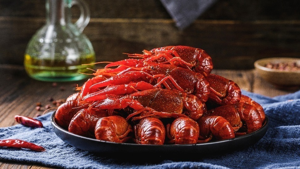 夜市大排档中的麻辣小龙虾特写