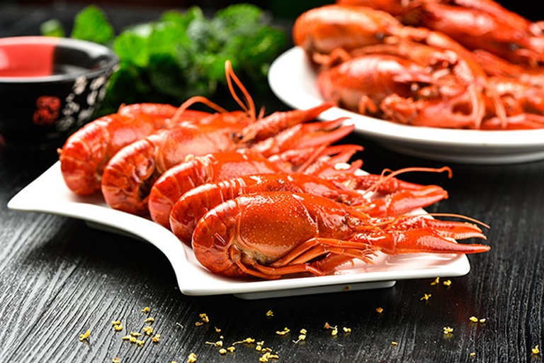 手机地图APP界面截图风格配图：搜索框中清晰显示‘麻辣小龙虾附近哪有’文字，下方列表呈现三家候选店铺，标注‘距您320m｜4.7分｜营业中’‘距您680m｜4.6分｜今日特价’‘距您1.2km｜4.8分｜汤汁免费续’，界面简洁、信息层级分明，强化本地化搜索行为引导