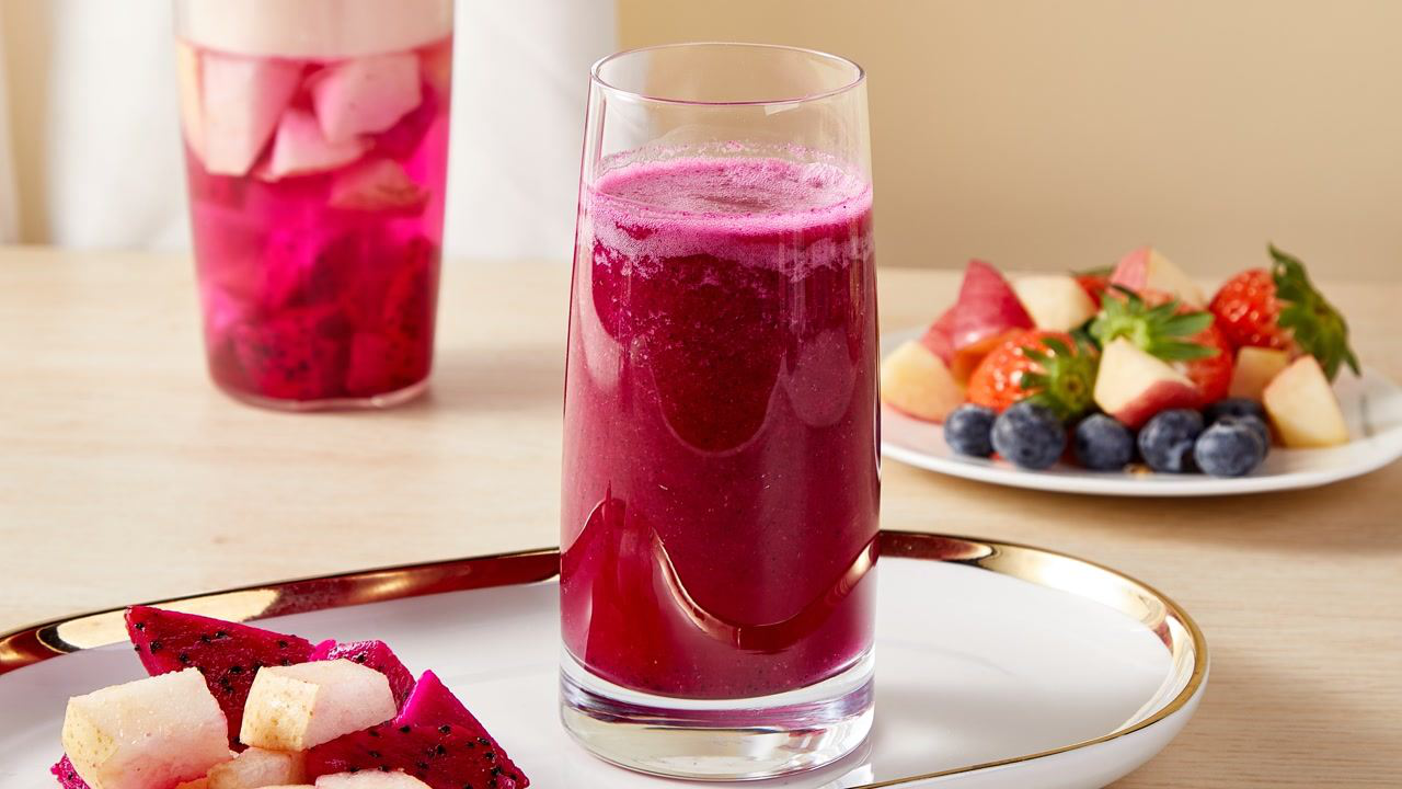 健康水果拼盘图示，包含香蕉、橙子、蓝莓等非红肉水果