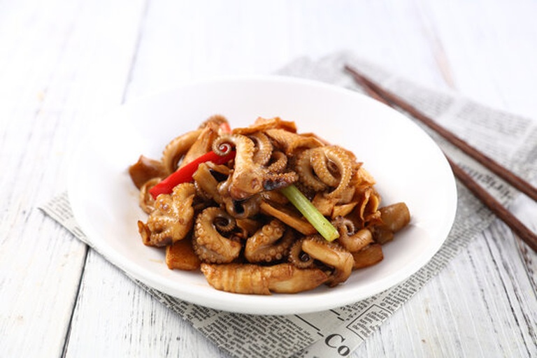 八爪鱼与鱿鱼烹饪成品对比图