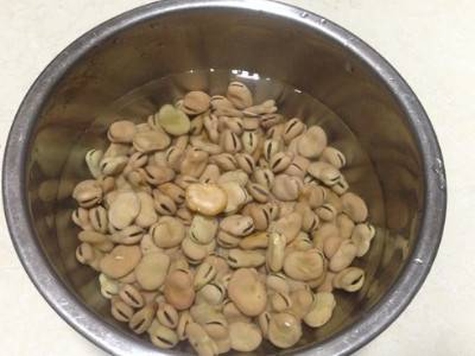 干蚕豆浸泡过程