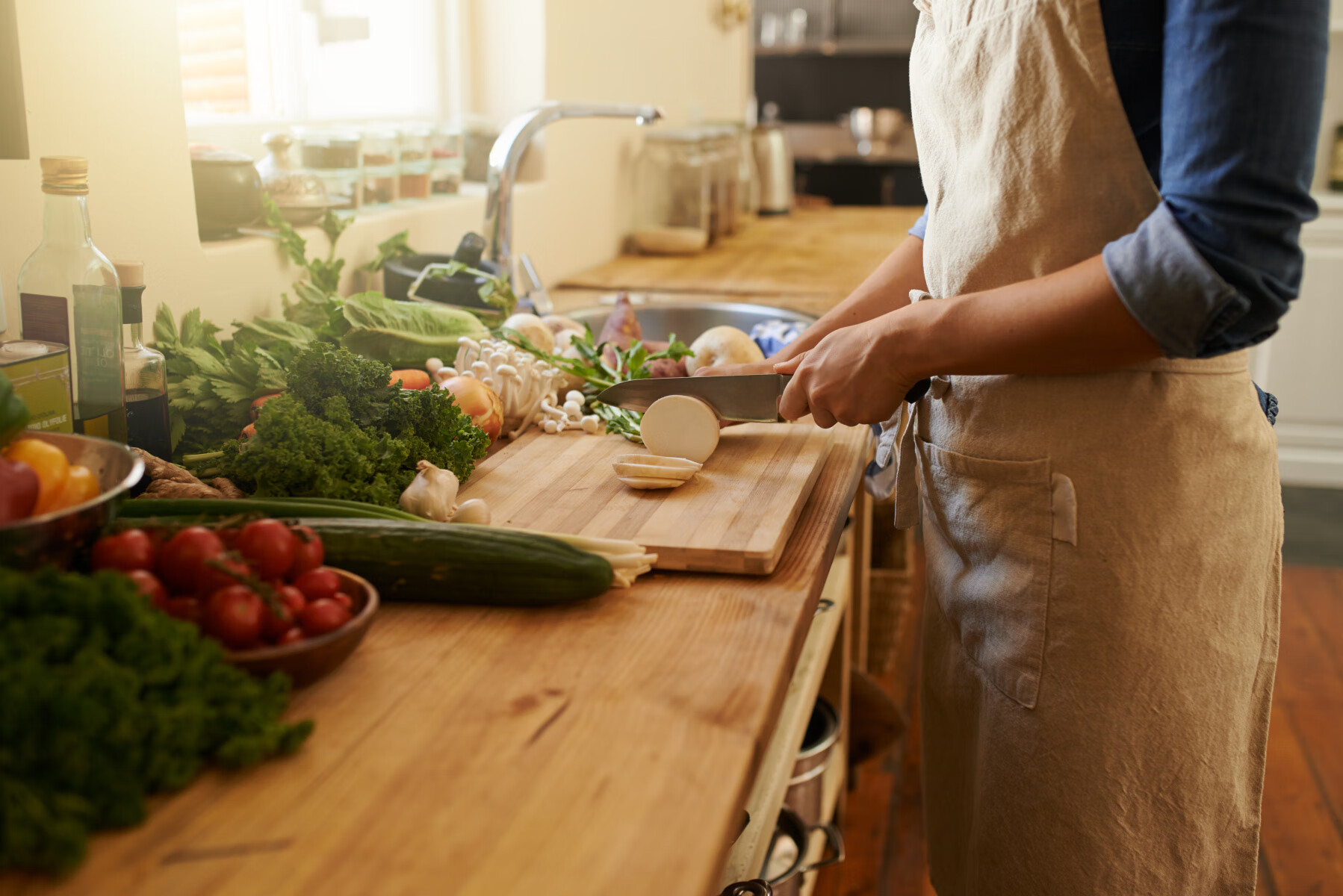 松花菜在厨房中被切块准备烹饪的过程图