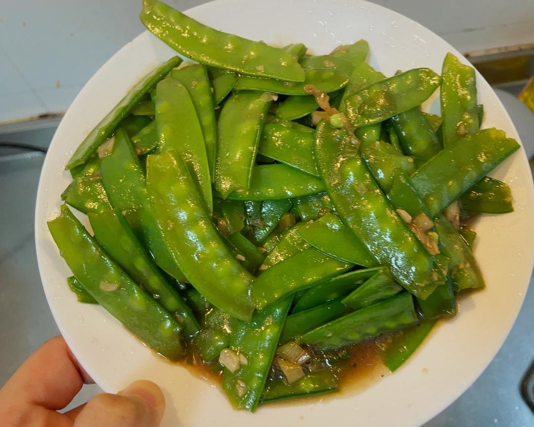 荷兰豆作为配菜出现在一道家常菜中的场景