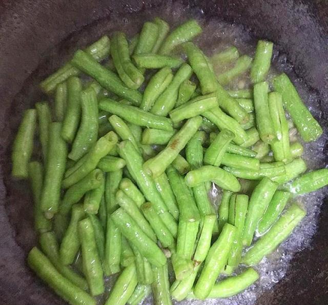 腊排骨炖青豌豆烹饪过程