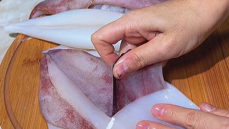 厨房处理鱿鱼过程图