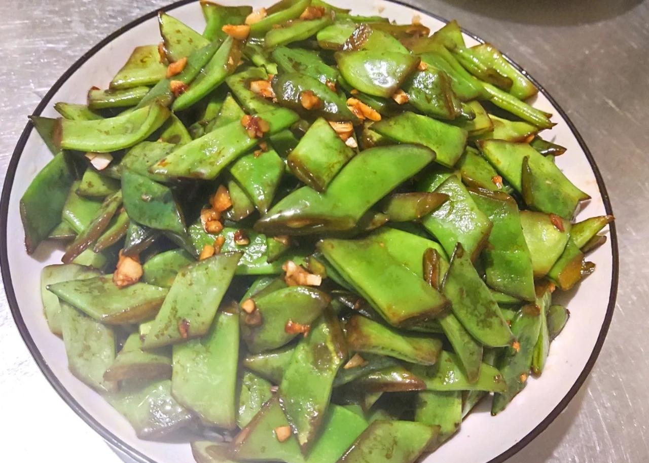 蒜香白不老豆角成品展示,豆角翠绿,蒜香扑鼻,装盘诱人 蒜香白不老豆角成品展示
