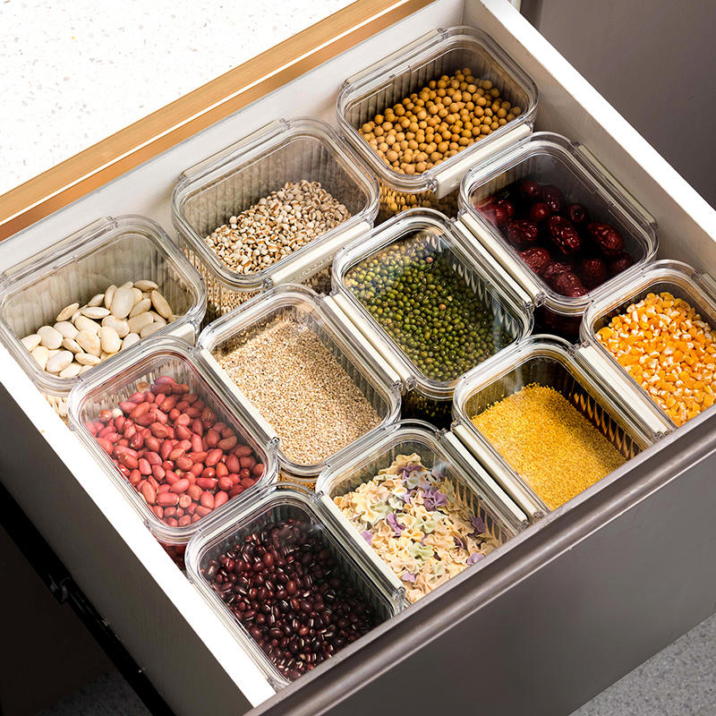 黑豆与黑米在玻璃罐中分装陈列