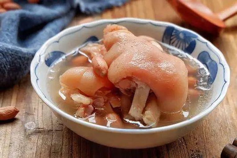 青豌豆炖猪蹄慢炖过程实拍,重点呈现最小火微沸状态、青豌豆浮于汤面的正确投放方式及香料分布 青豌豆炖猪蹄烹饪过程图:砂锅中汤汁微沸,青豌豆浮于表面保持翠绿,猪蹄块沉于底部,锅边可见姜片、葱段、八角等香料,灶火调至最小档位
