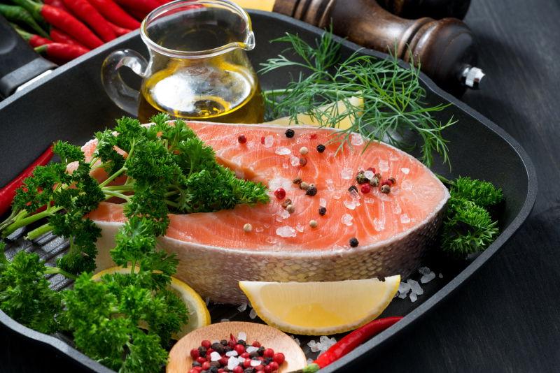 厨房中正在制作三文鱼菠菜料理的过程场景