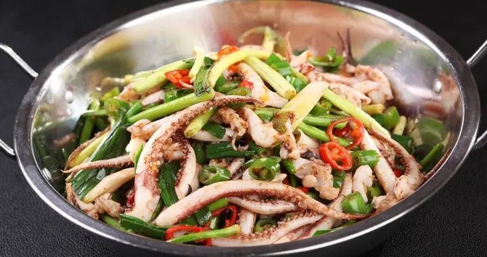 鱿鱼须炒菜出锅图