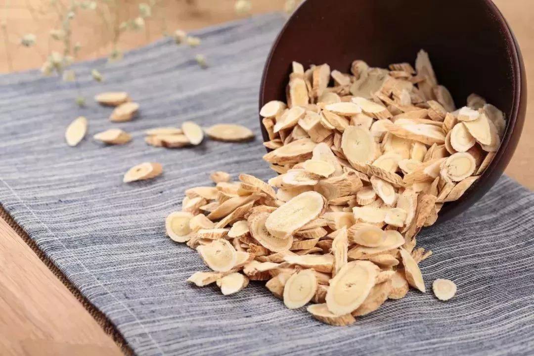 粉葛切片与黄芪片并列摆放的特写照片