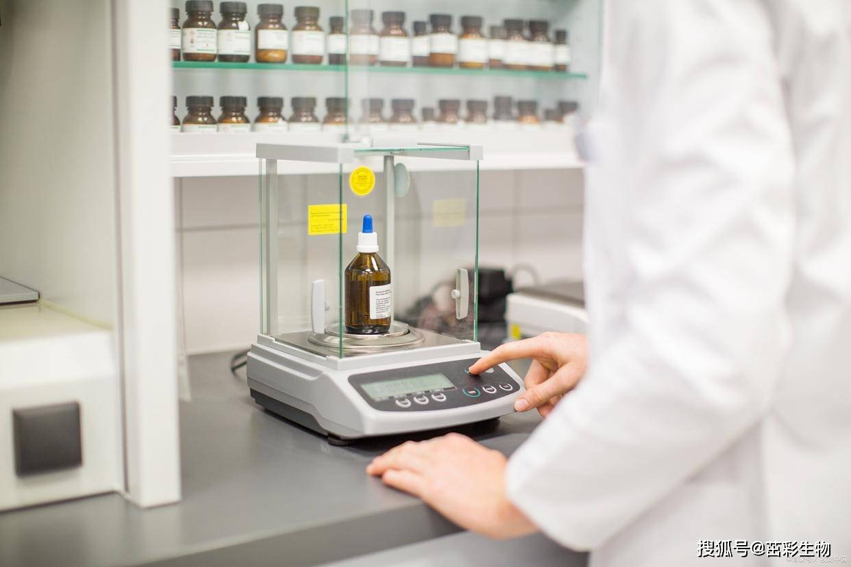 一名身穿白色实验服的研究人员正在洁净实验室中使用高效液相色谱仪分析扁柏酚样品,旁边摆放着侧柏提取物试管和数据图表,展现科学研究的专业场景 实验室研究人员操作仪器