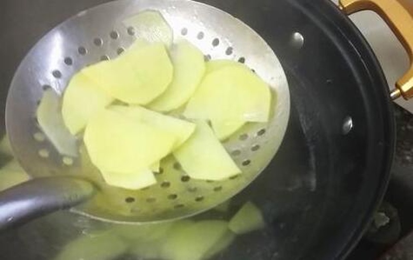 脆皮土豆焯水与沥干过程