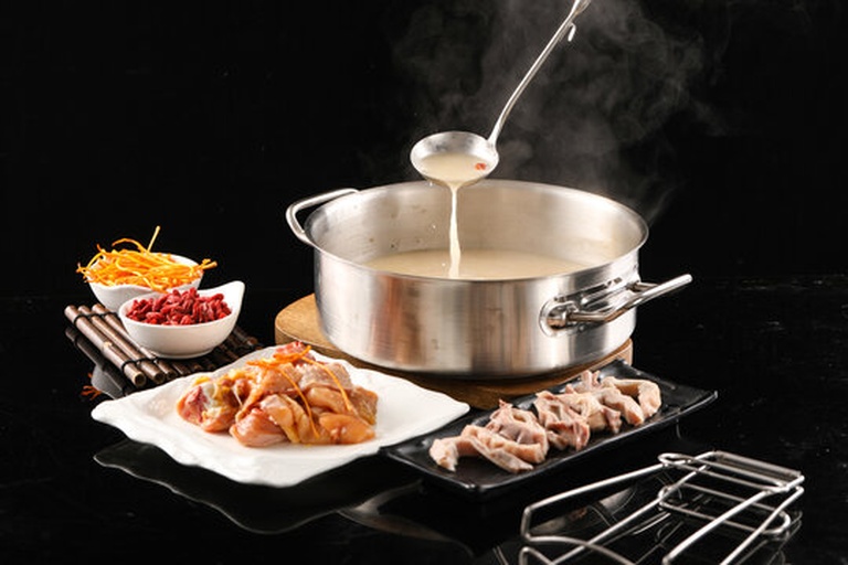 儿童食用姬松茸汤场景图