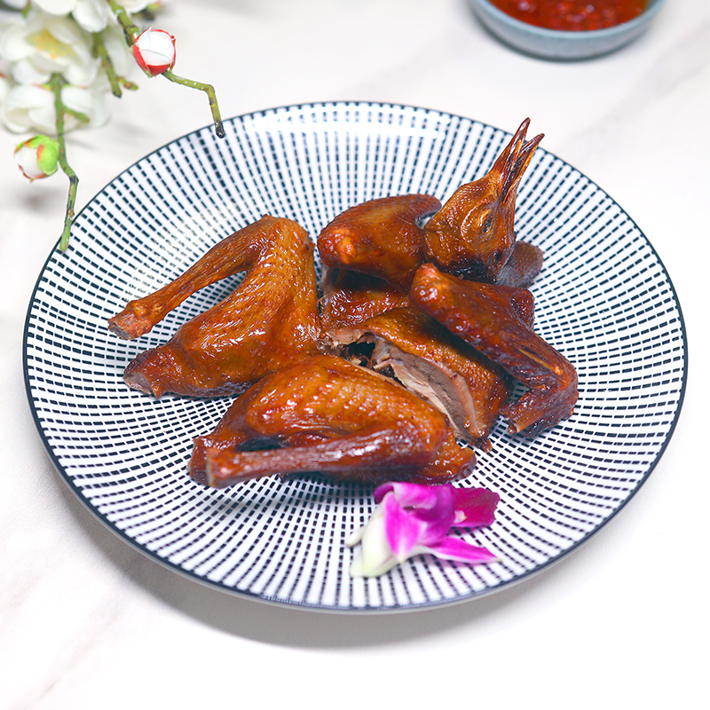 鸽子与西洋参食材组合特写