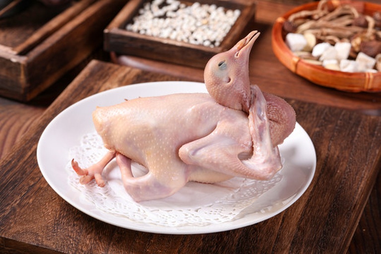 乳鸽清洗与斩件过程